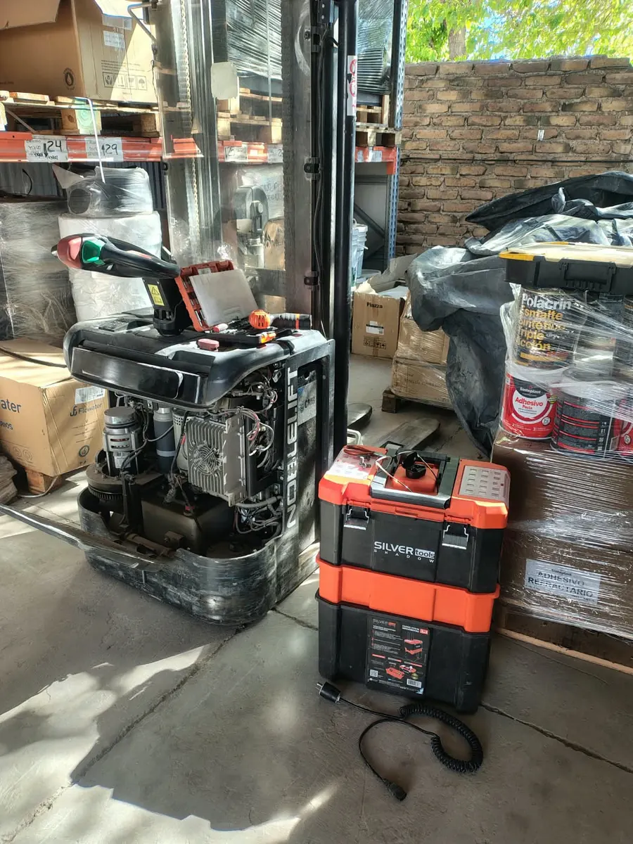 Apilador eléctrico abierto, con su motor a la vista
