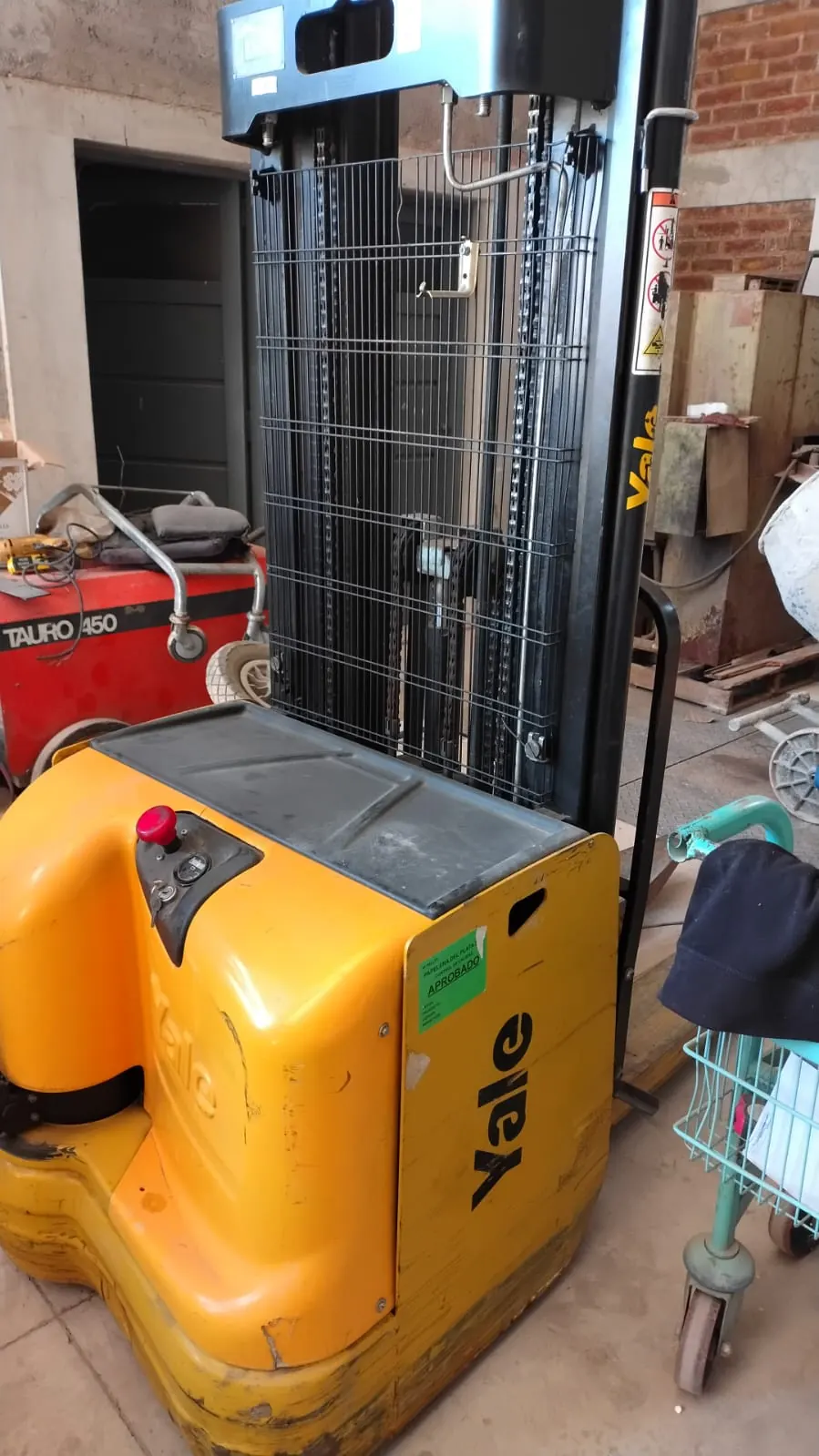 Apilador eléctrico amarillo con mástil alto