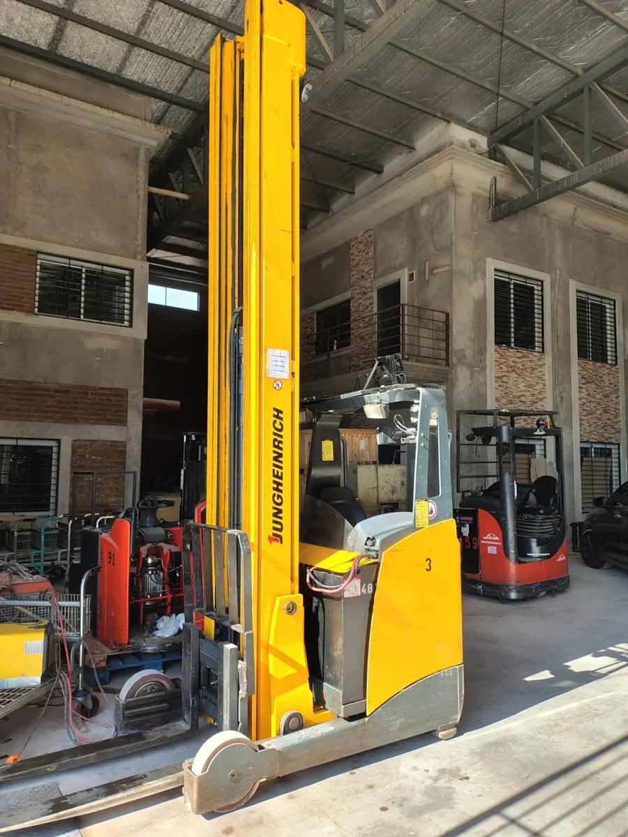 Autoelevador retráctil amarillo en un galpón